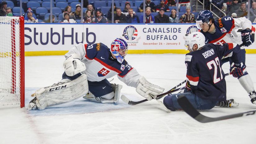 Gólman SR Roman Ďurný zasahuje pred americkým...