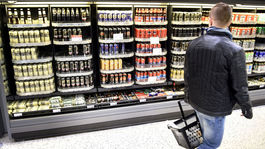 Fíni si budú môcť voľne kúpiť silnejšie pivo, polícia má obavy