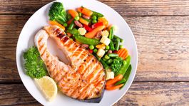 Losos, cesnak či krevety - na ktoré potraviny nedajú hviezdy dopustiť?