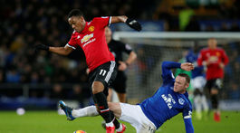 Klavan spasil Liverpool v samom závere, uspeli aj United a Leicester