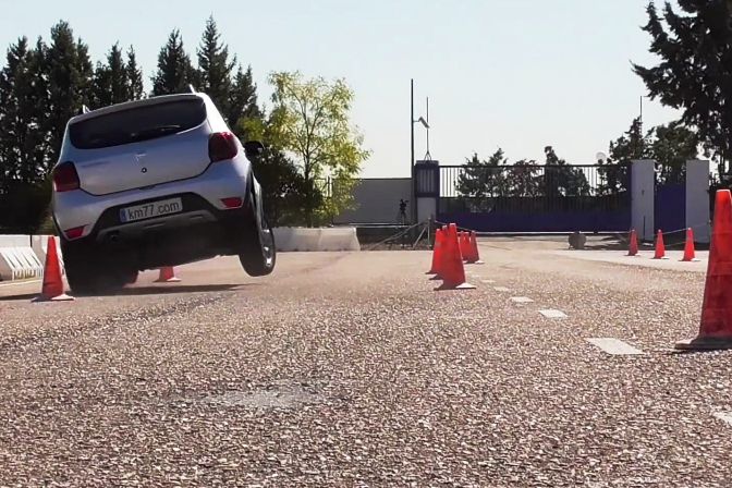 Nevýhodou Sandera Stepway je vyššie ťažisko v...