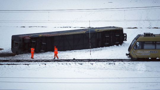 Zrejme silný vietor vo Švajčiarsku spôsobil vykoľajenie vlaku, zranilo sa niekoľko ľudí