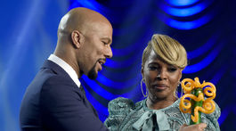 Raper a herec Common odovzdal jednu z cien večera speváčke Mary J. Blige.