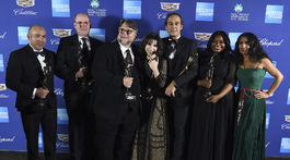 Salma Hayek (vpravo) odovzdala cenu osadenstvu filmu The Shape of Water, ktorý režíroval Guillermo del Toro (tretí zľava). 