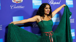 Úchvatná Salma Hayek! Bujný dekolt, póza za pózou, vie ako zažiariť