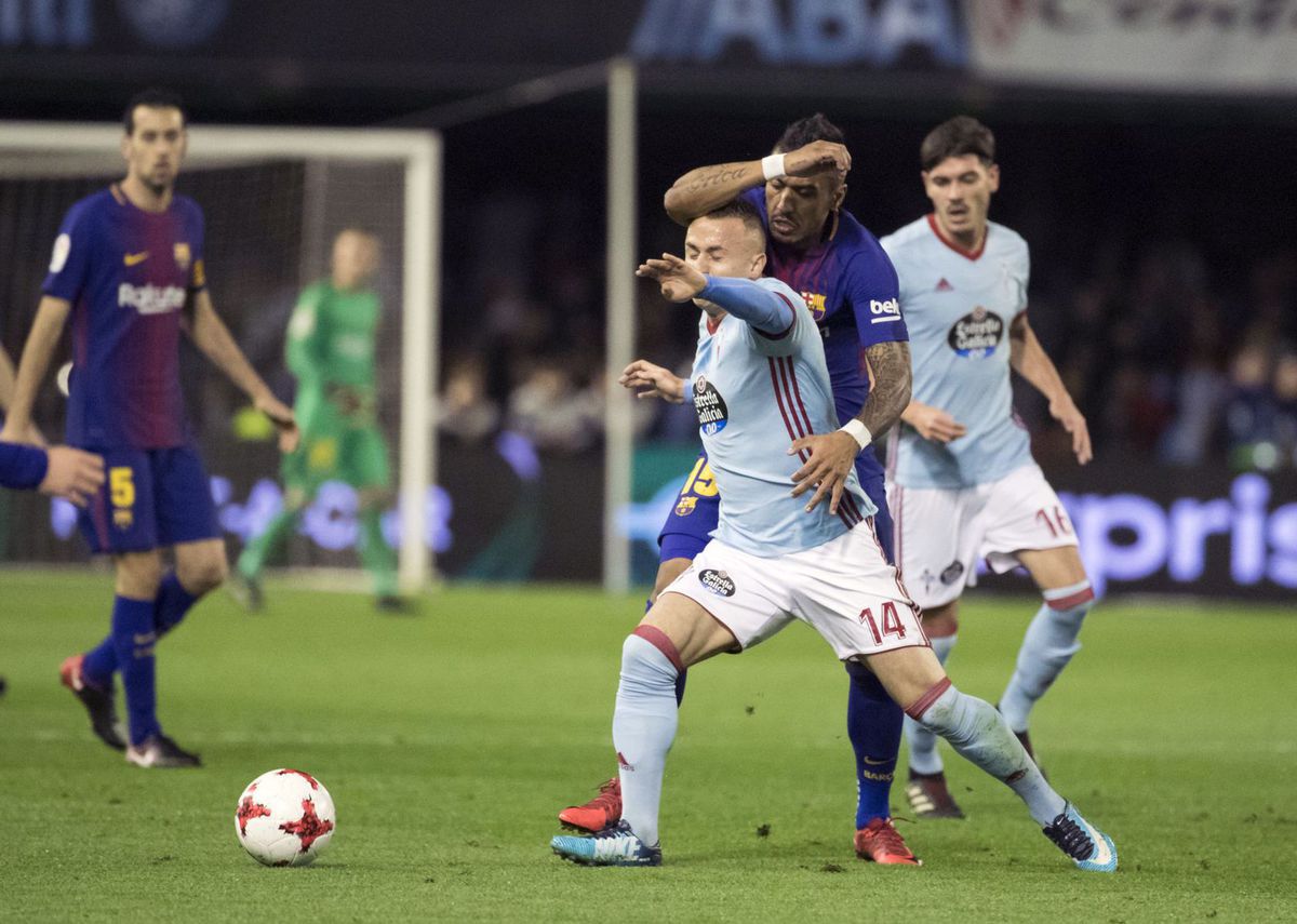 Stanislav Lobotka (14) v súboji so...
