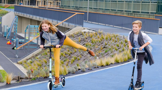 Z chodníka na cestu? Znepokojené matky vyzvali prezidenta, aby nepodpísal novú dopravnú novelu. Môže poslať deti medzi autá 
