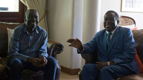 Nový prezident Zimbabwe sa stretol s opozičným lídrom, o moc sa deliť nechce