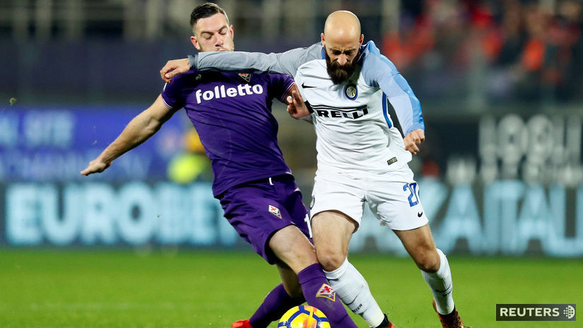 Borja Valero z Interu Miláno (vpravo) v súboji...