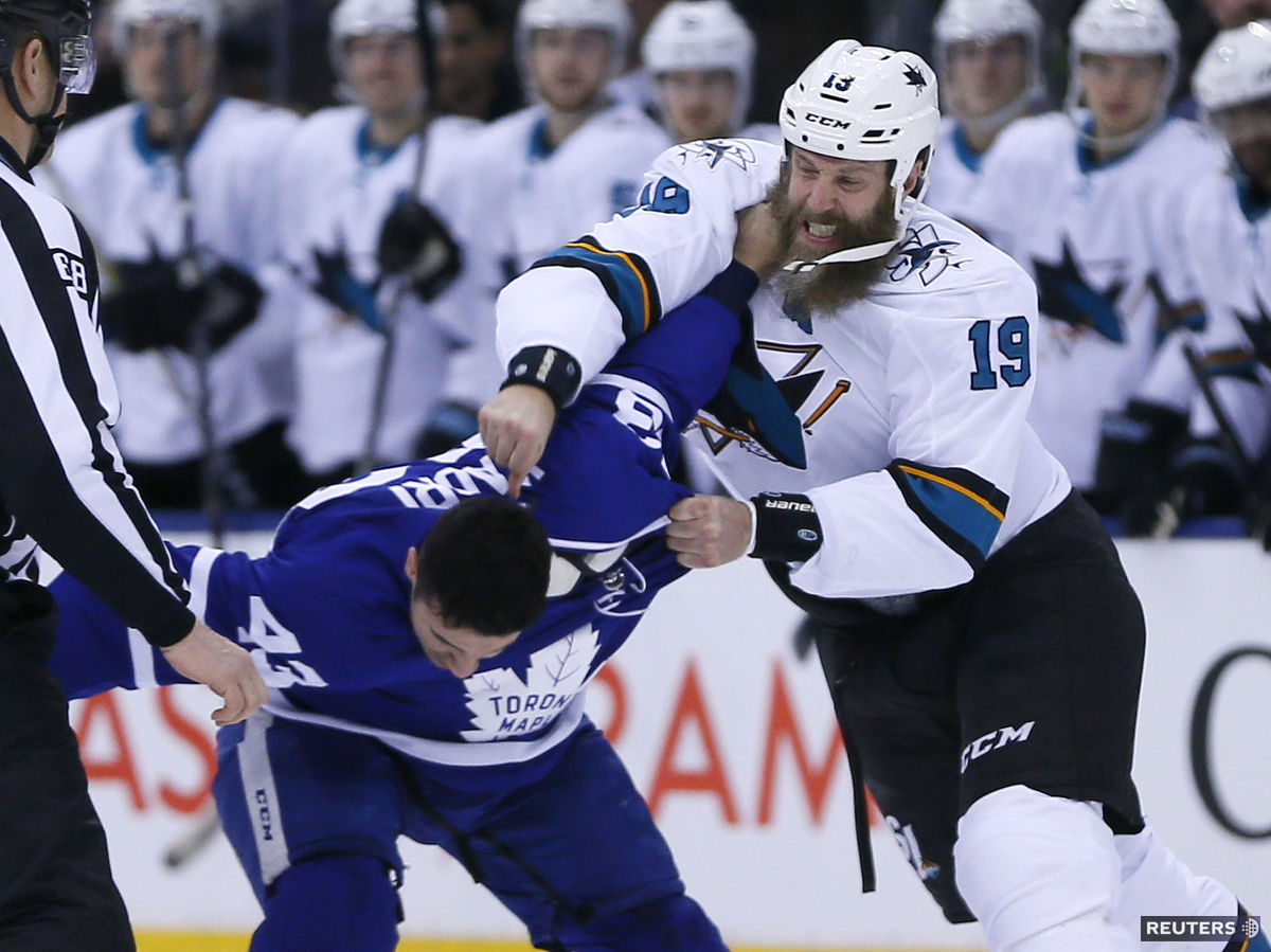 Joe Thornton počas bitky s Nazemom Kadrim...