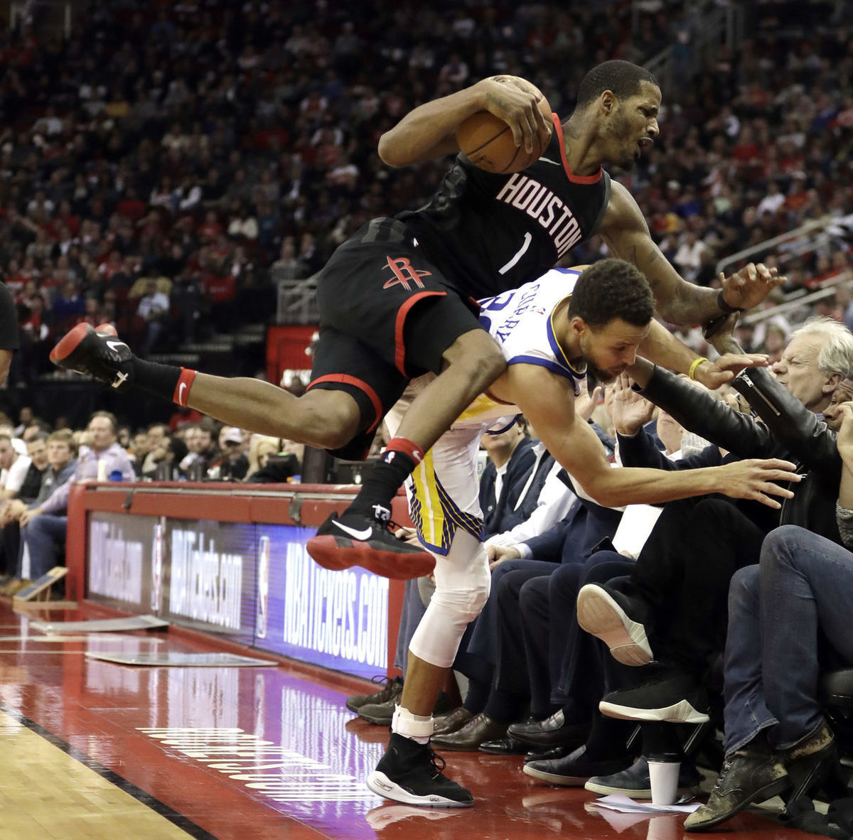 Trevor Ariza (hore) z Houstonu a Stephen Curry...