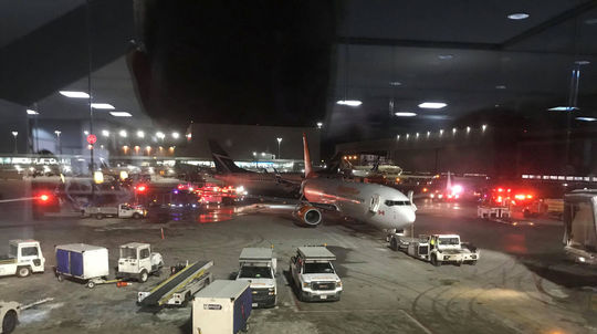 V Toronte sa na zemi zrazili dve lietadlá, vznikol menší požiar