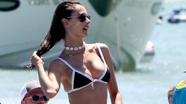 Schová do vrecka aj mladé kolegyne! Ambrosio v bikinách je veru kráska