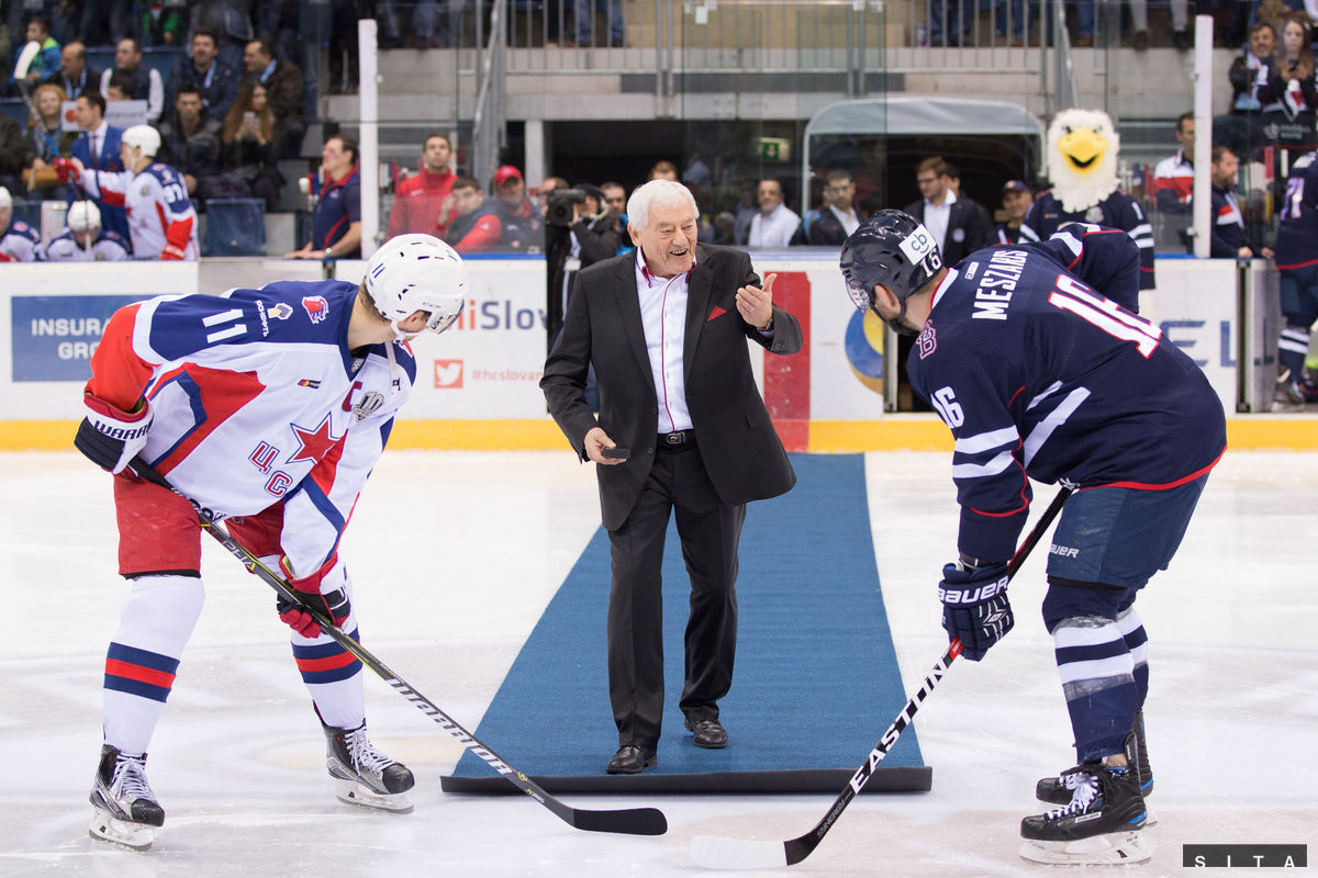 Úvodné buly hodil jubilant Jozef Golonka.