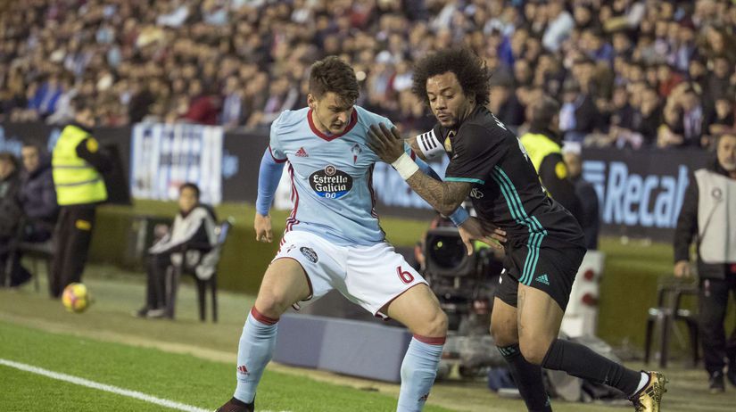 Domáci Nemanja Radoja v súboji o loptu s...