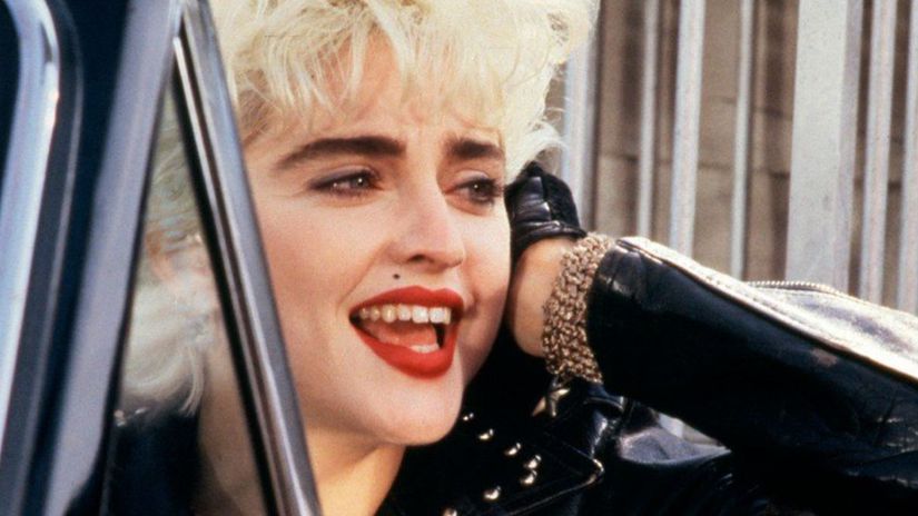 Speváčka Madonna na snímke z filmu Kto je to...