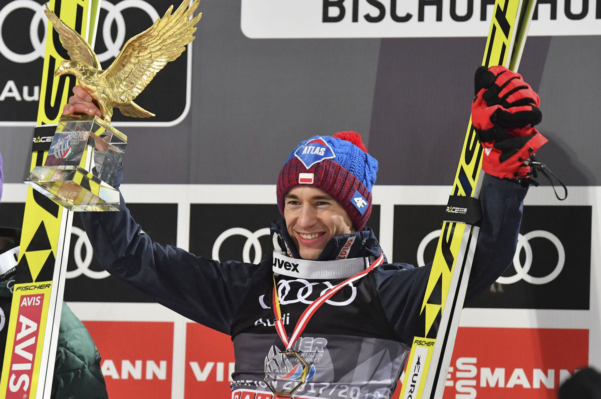 Kamil Stoch so soškou Zlatého orla.