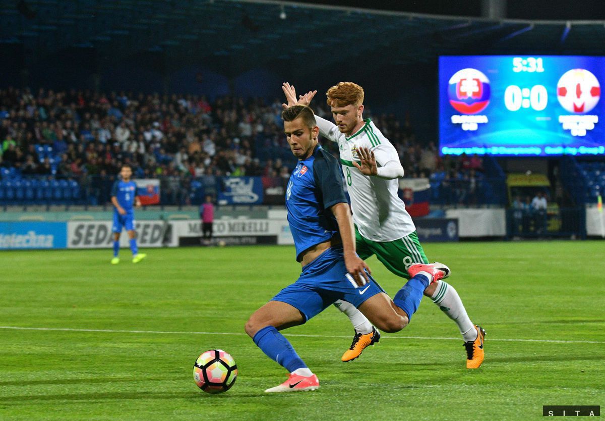 Dávid Hancko (vľavo) v reprezentačnom drese SR 21.