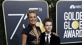 Herečka Sharon Stone v kreácii Vitor Zerbinato. Prišla aj so synom Roanom. 