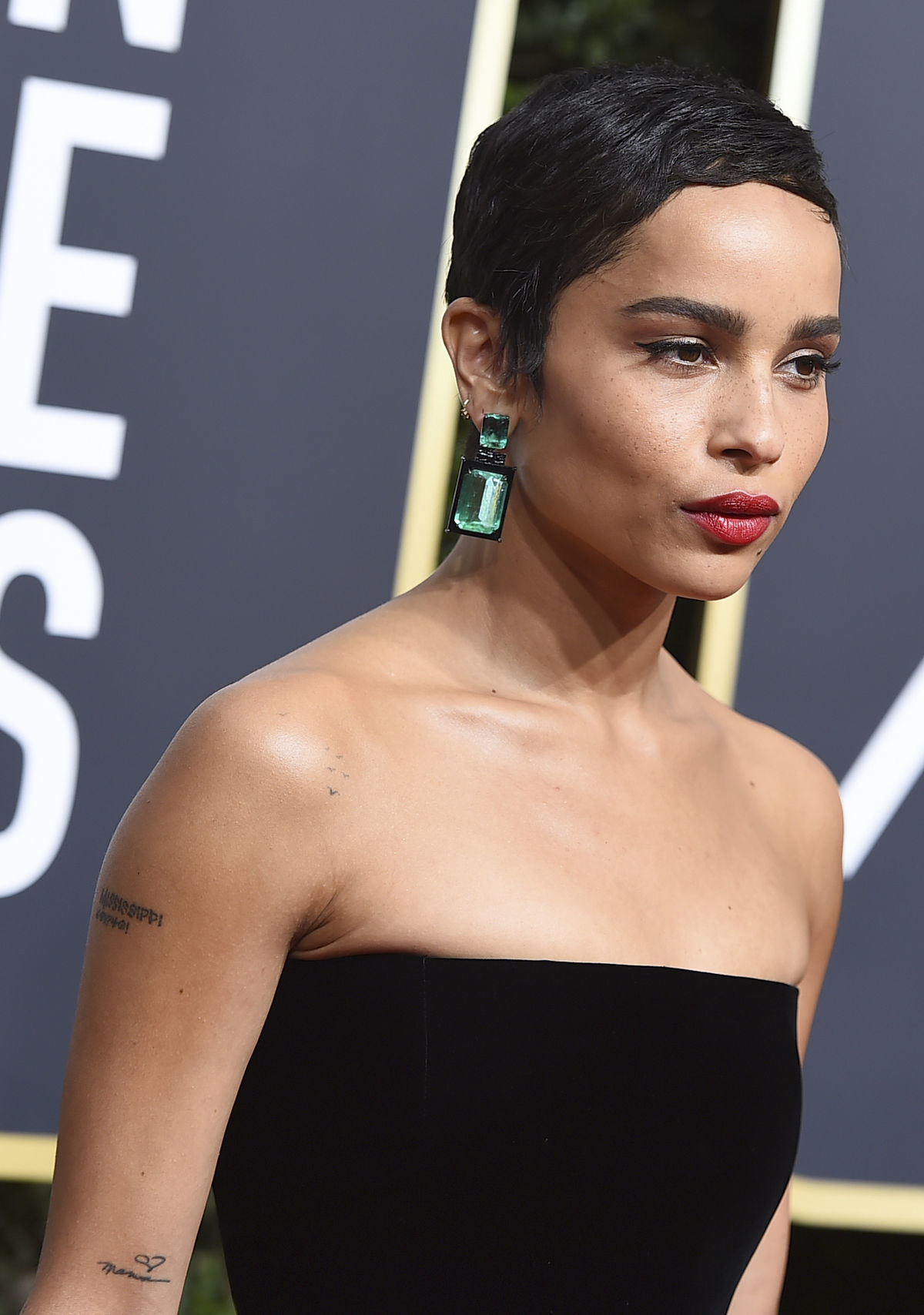 Herečka Zoe Kravitz volila červenú k čiernej.