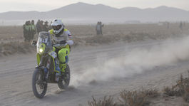 Dakar ukázal svoje nástrahy. Český motocyklista si pri havárii zlomil stavec