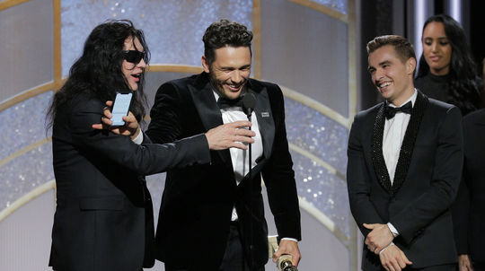 Zľava Tommy Wiseau, James Franco a jeho brat...