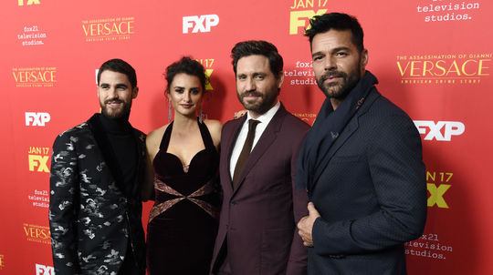 Zľava: Darren Criss, Penelope Cruz, Edgar...