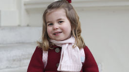 Princezná Charlotte na zábere zo svojho prvého dňa v škôlke. 
