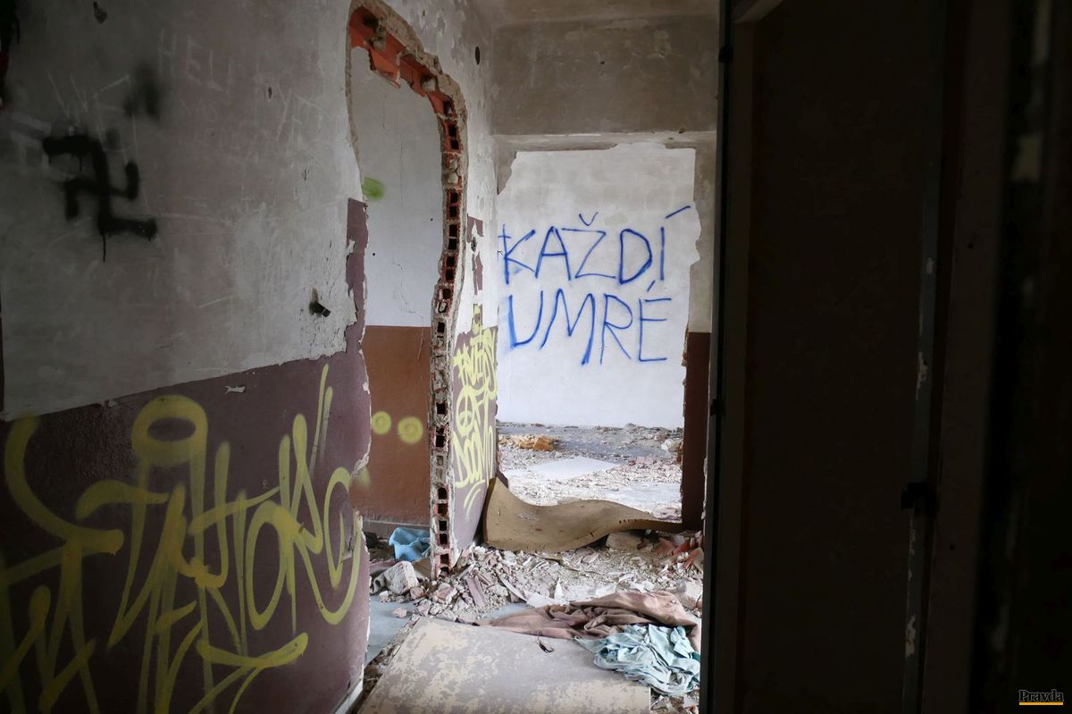 Schátraná bytovka sa stala terčom sprejerov.