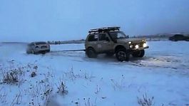 Lada Niva sa preťahovala s Audi S6 Quattro. Držala sa statočne