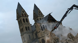 Protesty nezabrali. Rypáky poslali nemecký kostol k zemi, uvoľnil miesto bani