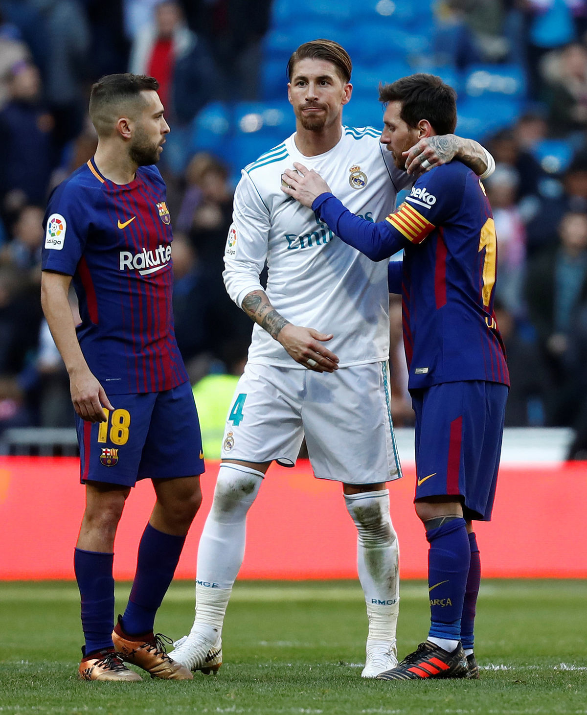 Kapitán Realu Madrid Sergio Ramos (v strede) s...