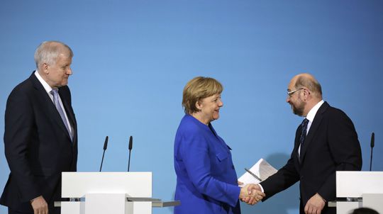 V Nemecku začnú v piatok koaličné rozhovory strán CDU/CSU a SPD