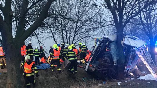  Autobus s deťmi v Česku sa zrazil s nákladným autom, zahynula učiteľka