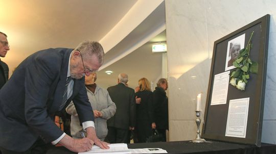 Ľubomír Feldek sa podpisuje do kondolenčnej knihy.