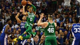 Boston v Londýne zdolal Philadelphiu, Cleveland s debaklom od Toronta