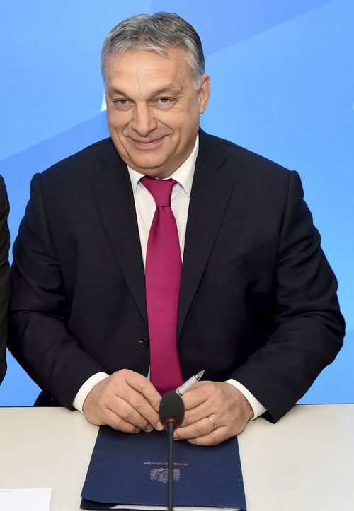 Maďarský premiér Viktor Orbán ide na čele...