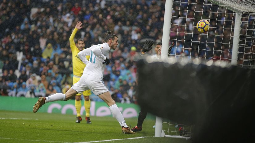 Gareth Bale posiela loptu do siete Villarrealu,...