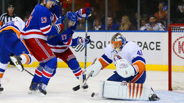 Halák priviedol Islanders k triumfu v derby, prvý bod Pánika v Arizone