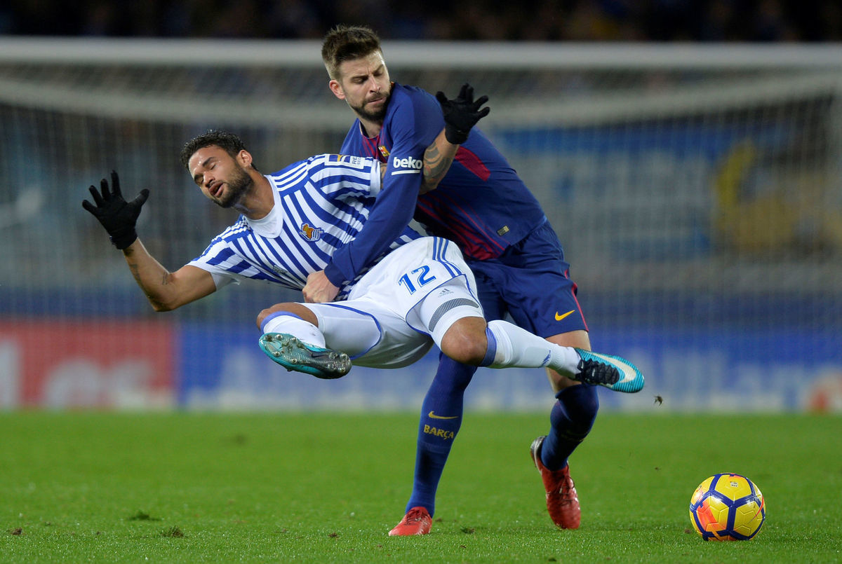 Obranca Barcelona Gerard Piqué posiela na zem...