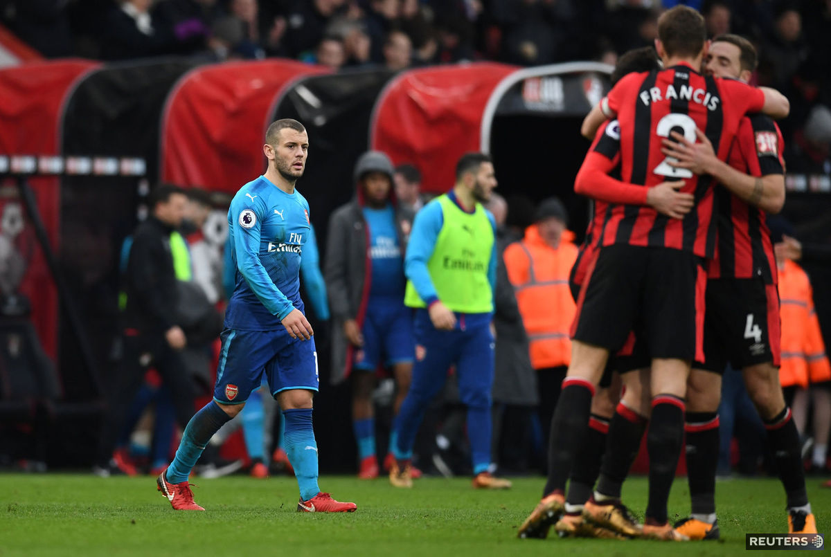 Jack Wilshere z Arsenalu sleduje gólovú radosť...