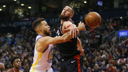 Úspešný návrat Curryho, Warriors uspeli po devätnásty raz vonku