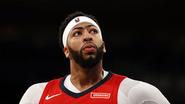 Houston s 11. víťazstvom v sérii je na čele súťaže, výborný výkon A. Davisa