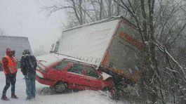 Pre husté sneženie boli komplikácie aj na večerných cestách 