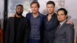 Zľava: Herci z filmu 12 Strong Trevante Rhodes, Michael Shannon, Chris Hemsworth a Michael Pena.