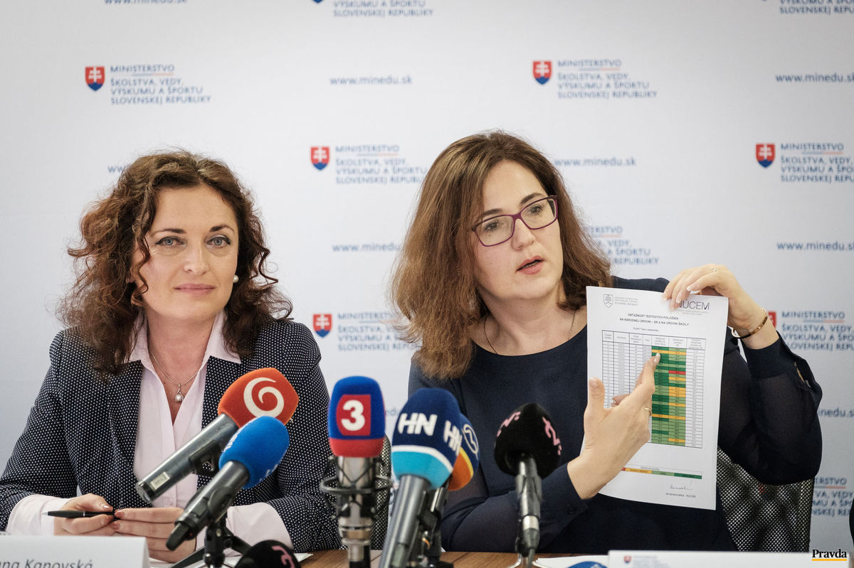 Ministerka školstva Martina Lubyová (vpravo) a...