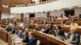 Pat v parlamente: Súčasná koalícia by mala toľko mandátov ako pravica, Kotleba padá