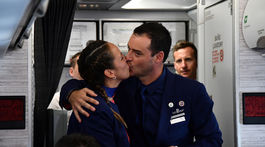 Pápež v Čile zosobášil na palube lietadla letušku a stevarda