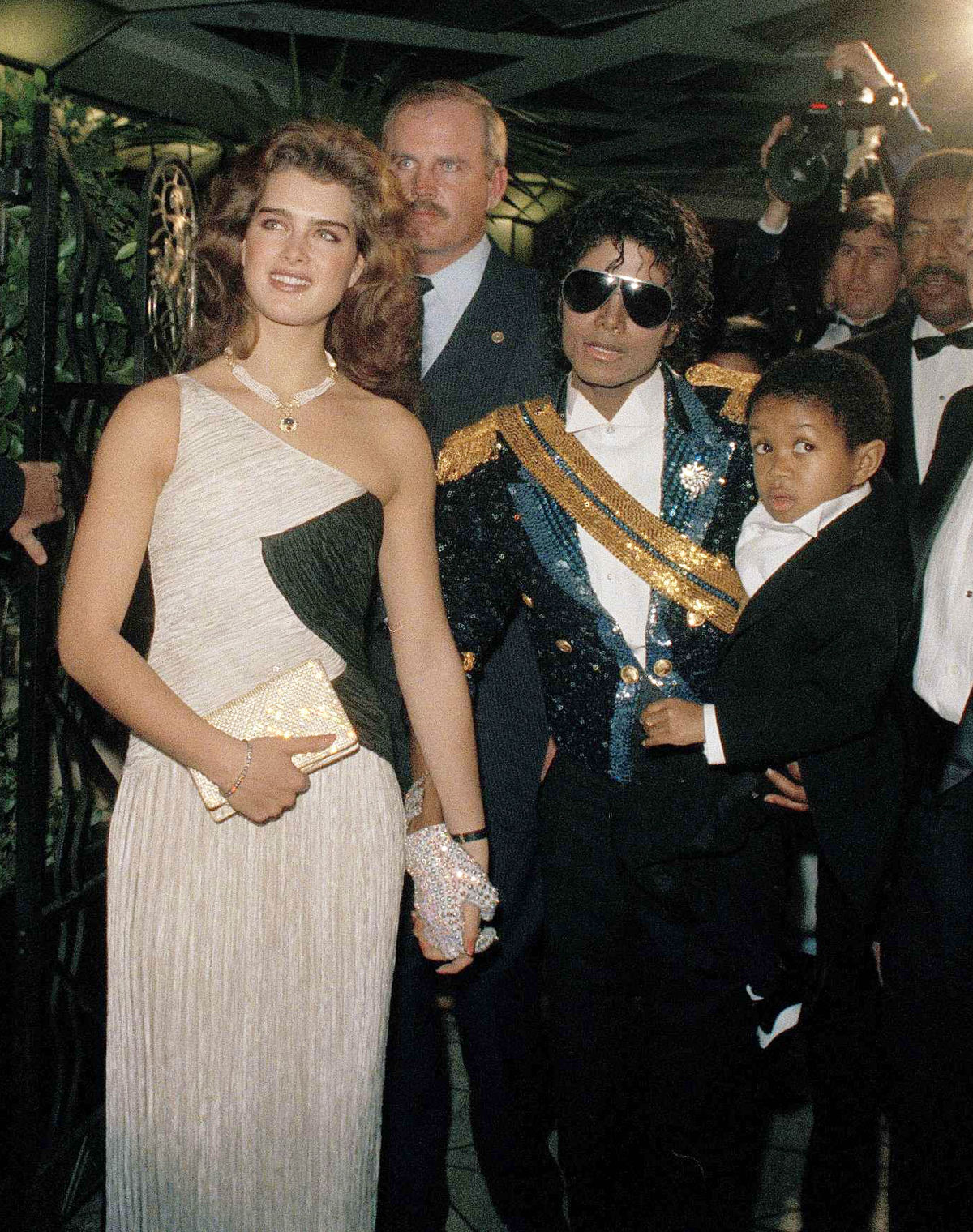 Rok 1984: Spevák Michael Jackson v trblietavom...