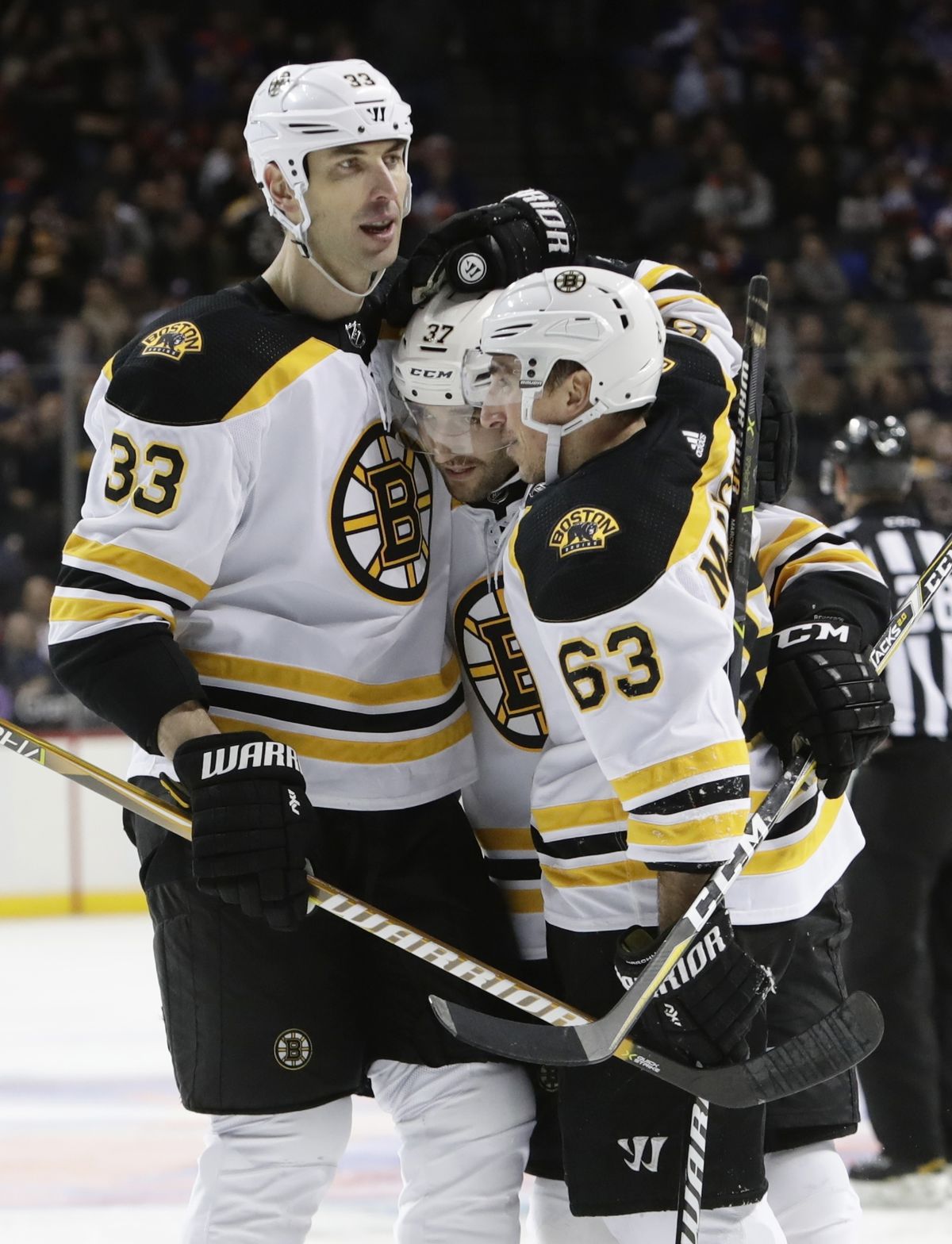 Zdeno Chára (33) a Brad Marchand (63) oslavujú...